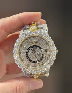 Montre analogique en diamant glacé de qualité supérieure VVS Moissanite pour les occasions spéciales et les cadeaux, disponible à un prix abordable - Product Image 1
