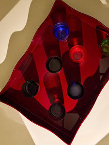 Bandeja Decorativa Ondulada de Laca Roja Artesanal con Bordes Hechos a Mano, Bandeja de Servicio Lacada Resistente - Product Image 6