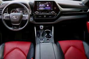 Toyota Highlander XLE SUV 2024 Usado, Volante a la Izquierda, Asientos de Cuero, Diésel, Tracción Total, Control de Crucero Adaptativo, Neumáticos R18, 5 Plazas, Automático, Techo Panorámico - Product Image 3