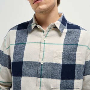 เสื้อเชิ้ตแขนยาวผ้าสักหลาดสำหรับผู้ชายระบายอากาศได้ดีแบบลำลองลายสก็อตสีเข้ม - Product Image 4