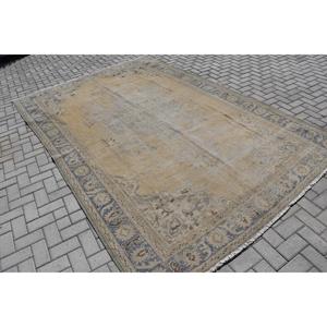 พรมขนสัตว์แบบต่อผ้าสีเบจขนาด 7.4x11.2 ฟุต แบบดั้งเดิมของตุรกี เป็นมิตรกับสิ่งแวดล้อม พร้อมแผ่นรองหลังทำจากยางลาเท็กซ์ - Product Image 1