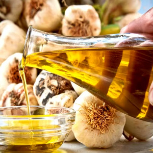 Fabricantes al por mayor de fábrica de aceite esencial de ajo 100% aceite esencial de ajo puro y natural de la India de la mejor calidad - Product Image 1