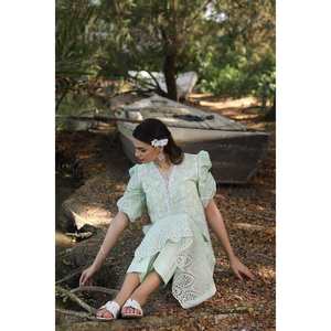 Conjunto de traje de dos piezas sin coser de tela Schiffli verde para mujer - Product Image 2