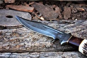 Couteau Bowie fait à la main avec lame en acier damas et gaine en cuir Support OEM personnalisable pour le camping. - Product Image 3