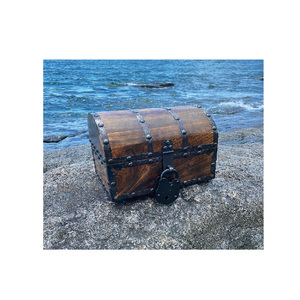 <span class=keywords><strong>Coffre</strong></span> au trésor en bois avec rivets décoratifs et bandes de renforcement en fer, serrure en fer et clés squelette - Product Image 4