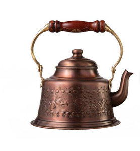 Hervidor de cobre rústico para cocinas de inspiración vintage utilizado como artículo de estufa funcional y pieza de herencia decorativa - Product Image 1