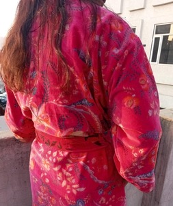 ชุดกิโมโนยาวผ้ากำมะหยี่สีชมพูของผู้หญิงชุดคลุมยาวพิมพ์ลายดอกไม้ขนาดพิเศษฟรีไซส์ใหญ่พิเศษเชือกผูกยาวถึงเข่าใส่อยู่บ้านฤดูหนาว - Product Image 3