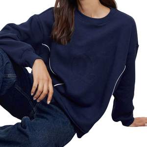 Sweat-shirt bleu marine à surpiqûres contrastées pour femme, coupe oversize, épaules tombantes, col rond, pull personnalisé, fabricant de streetwear - Product Image 3