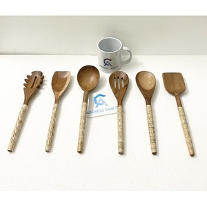 Cuillère de service en acacia Spatules fendues Spatules frites Ensemble de cuillères à huile Ustensiles de cuisine avec manche en rotin Outils de cuisine - Product Image 1