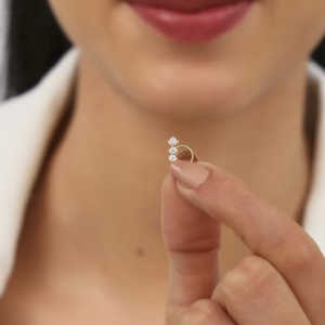 Heer by GIVA Lab Épingle à nez en diamant avec connexion en or classique Bijoux de corps à la mode pour les mariages - Product Image 6