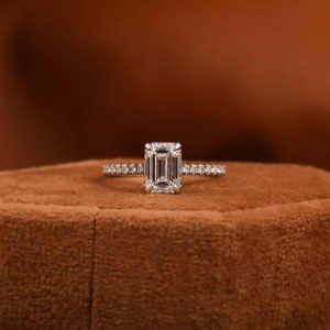 แหวนหมั้นสไตล์คลาสสิกสีขาวทอง14KT พร้อมด้วยเพชรที่ผ่านการรับรอง4.0กะรัตมรกตสำหรับปลูกในห้องปฏิบัติการ - Product Image 1