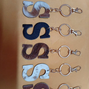 Ensembles de porte-clés initiaux en cuir de vachette, pantalon en cuir synthétique, sac à lettres en fausse fourrure, pendentif de voiture, accessoires vestimentaires sportifs toutes saisons - Product Image 1