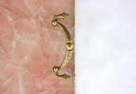 Bandeja para servir de ágata rosa, borde embellecedor dorado con mango de latón, borde embellecedor dorado con forma de estilo libre - Product Image 5