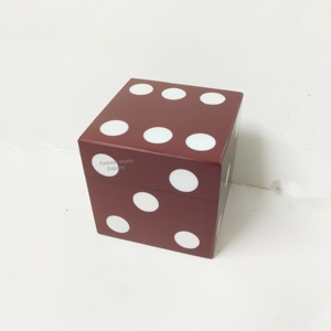 Hộp hình xúc xắc thanh lịch với 5 con xúc xắc phù hợp với trò chơi trang trí thủ công được đặt trong Màu Đỏ Maroon với tuyệt vời cho Poker yahtzee & hiển thị - Product Image 2