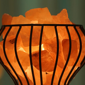 Sel gemme de l'Himalaya artisanat lampe en fer forgé matériau organique de l'air brillant morceaux dans le monde entier panier de produits naturels - Product Image 4