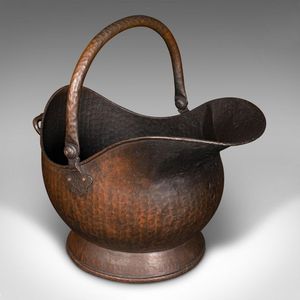 Cubo de carbón de cobre con forma de inspiración victoriana y asas superiores decorativas diseñadas para estufas de leña o chimeneas - Product Image 3