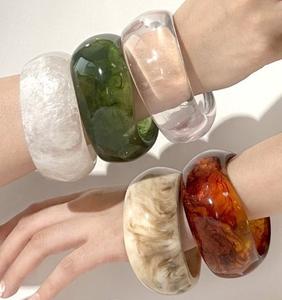 Bracelets en résine imperméables très demandés pour femmes, au design élégant, couleurs personnalisées et bijoux tendance pour les fêtes et les cadeaux d'affaires - Product Image 4