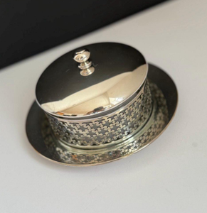 Beurrier moderne essentiel en acier inoxydable finition polie pour réfrigérateur et comptoir de stockage ustensiles de cuisine plats et assiettes - Product Image 1