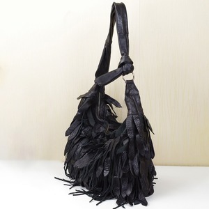 Bolso de Hombro Ando Bag de Cuero Negro con Flecos para Mujer, con Detalle de Hoja y Cierre de Cremallera - Product Image 2