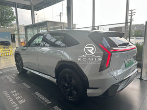 SUV électrique blanc de taille moyenne, vue avant, véhicule d'occasion, véhicule utilitaire sport électrique moderne pour les trajets urbains - Product Image 4