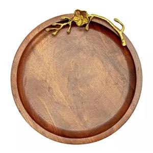 Plateau rond en bois fait à la main avec poignées de branche Look unique élégant Parfait pour tous les paramètres Contact alimentaire lavable au lave-vaisselle - Product Image 1