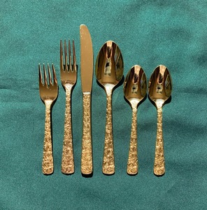 Juego de cubiertos con acabado dorado con asas grabadas florales Cubiertos elegantes para comedor de lujo en casa y ocasiones especiales de la India - Product Image 5