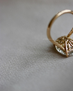 Bague de fiançailles en moissanite de 3 ct à coupe ovale avec halo caché Bague ovale allongée en glace pilée dans un cadre moderne classique pour elle - Product Image 5