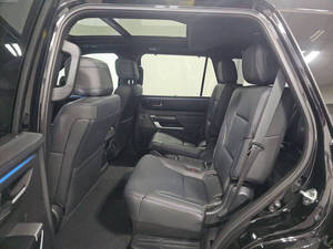 Toyota Sequoia Platinum 2025 2024 d'occasion en excellent état - Product Image 4