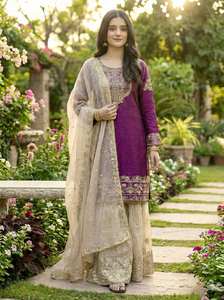 Traje Recto de Mezcla de Seda Color Vino Premium con Dupatta Estampada Floral de Diseñador y Escote Bordado para Fiestas - Product Image 2