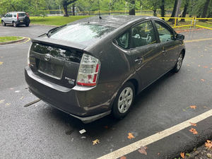 NEATLY UTILISÉ 2009 À-y-o-ta P-rius FWD - Product Image 4