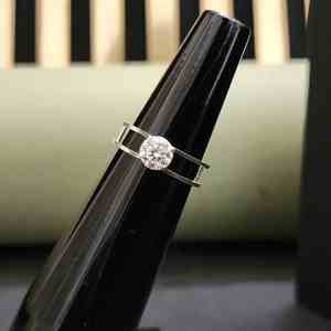 Anillo de Compromiso Clásico Unisex de Acero Inoxidable y Oro Sólido de 18 Quilates con Piedra Natural Solitaria y Diamantes Certificados por IGI para Regalo - Product Image 1