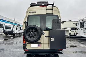 Autocaravana de Lujo Clase B Usada 2023, Techo Alto, 4X4, para Turismo, con Interior Premium y Diseño Compacto - Product Image 2