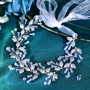 ที่คาดผมเจ้าสาว Bridella BHP813-S สีเงิน ประดับคริสตัล มุก และดอกไม้ ดีไซน์หรูหรา สวมใส่สบาย เหมาะสำหรับงานแต่งงานและงานพรอม - Product Image 5