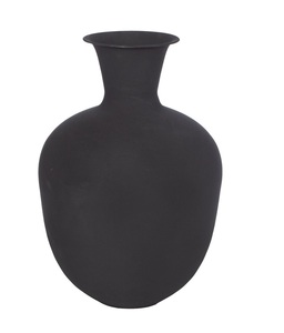 Vases à fleurs en métal de forme antique Artisanat unique en fer pour les styles de décoration de mariage traditionnels vintage ou rétro - Product Image 3