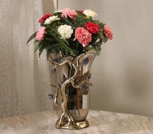 Impresionante florero de metal con diseño floral y cristal dorado, elegante centro de mesa para decoración del hogar, perfecto para sala de estar o comedor - Product Image 3