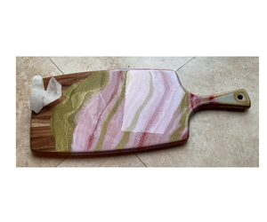 Planche à fromage en bois d'acacia en résine époxy de qualité supérieure pour la préparation des aliments décorée à la main - Product Image 1