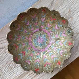 Bol décoratif en or gravé au design rose élégant, idéal pour la décoration de la maison, la table à manger, les centres de table, les fêtes et les occasions spéciales - Product Image 4