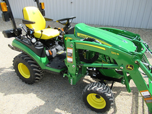 Tracteur compact John Deere 1025R 24HP 4x4, transmission hydrostatique, chargeur frontal, pelle arrière, tondeuse, prêt à l'emploi, à vendre - Product Image 3