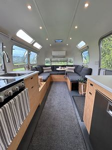 Casa Pequeña sobre Ruedas, Independiente de la Red |   Autocaravana Airstream Vintage de 30' Totalmente Renovada |   ENVÍO GRATUITO A TODOS - Product Image 4