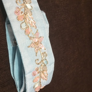 เข็มขัดผ้าไหมดิบแฮนด์เมดสำหรับผู้หญิงและเด็กผู้หญิงงานปาร์ตี้ตอนเย็นทำด้วยมือแบบอินเดีย - Product Image 1