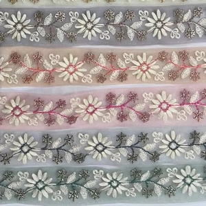 Luxe traditionnel 9 Mtr. Filet papillon en dentelle indienne motif de fleurs 3D colorées brodé sacs classiques simples romantiques - Product Image 1