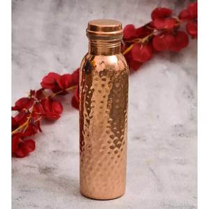 Bouteille d'eau en cuivre pur artisanale 950 ML – Bienfaits pour la santé |   Ensemble de 2 verres en cuivre |   Conception martelée sans joint étanche - Product Image 1