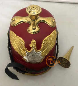 Casco Decorativo Estilo Vintage con Púas, Acabado en Cuero Rojo y Detalles de Latón para Decoración del Hogar - Product Image 3