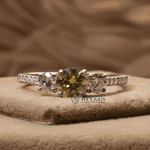 Bague de fiançailles solitaire en moissanite jaune taille ronde avec accents, monture à griffes en argent sterling pour femme - Product Image 2