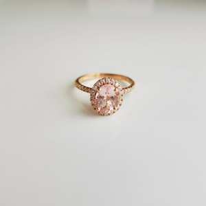 Anillos de Boda Románticos Unisex de Oro Sólido de 14k con Morganita Natural de 0.8ct y Diamantes Engastados en Pavé, Forma Ovalada - Product Image 1