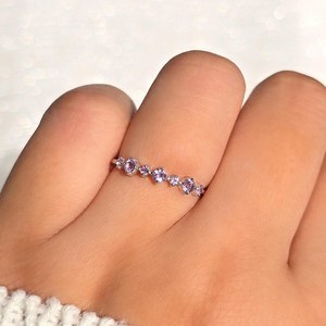Anillo de media eternidad apilable de zafiro rosa y amatista con engaste pequeño de piedras de nacimiento para mujer, de plata de ley 925 - Product Image 3