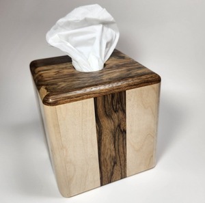 El elegante soporte de madera para pañuelos agrega un toque elegante a las salas de estar, dormitorios y escritorios de oficina con un acabado de madera atemporal - Product Image 4