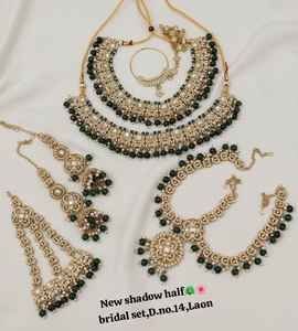 Ensemble de bijoux de mariée ethniques de haute qualité plaqué or, orné de zircon, collier ras du cou, boucles d'oreilles, maang tikka, mariages, fêtes - Product Image 1