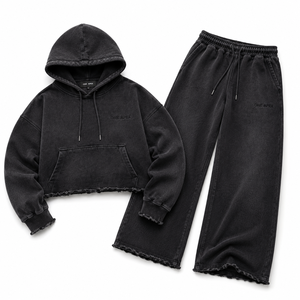 Ensemble survêtement molletonné streetwear oversize en coton épais pour femme, comprenant un sweat à capuche court noir délavé à l'acide et un short de survêtement - Product Image 3