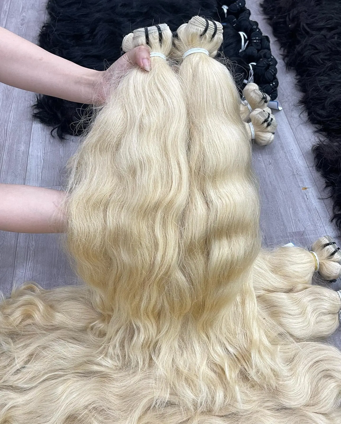 Commercio all'ingrosso 613 capelli vergini allineati capelli vergini vietnamiti biondo vergini estensioni di capelli umani onda naturale fascio di fabbrica del Vietnam